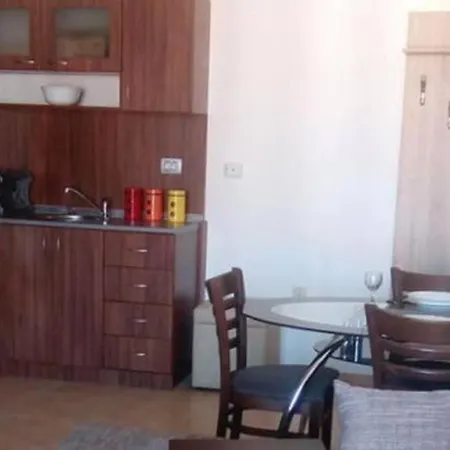 Apartment Stylish, 1 Bed With Pool Views