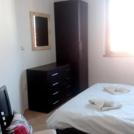 Stylish, 1 Bed With Pool Views *